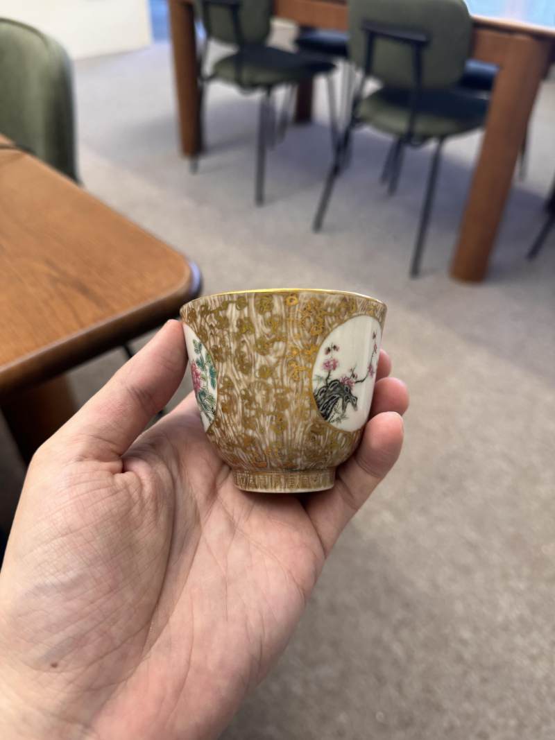 清十八/十九世紀 粉彩仿木紋花卉紋盃 | Santos Collection | A Chinese famile-rose faux-bois 'blossoms' cup, Qing dynasty, 18th-19th century - 图2