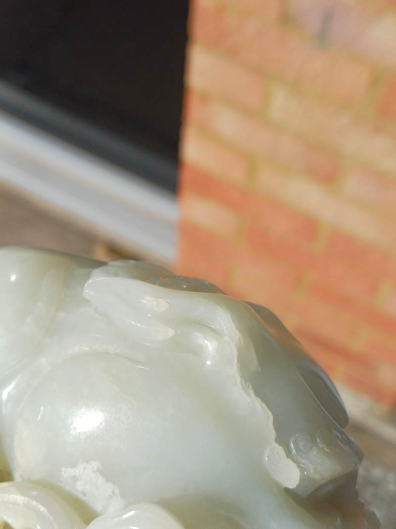清十九世紀 青白玉太獅少獅擺件 | A large Chinese pale-celadon jade 'Buddhist lions' carving, Qing dynasty, 19th century - 图16