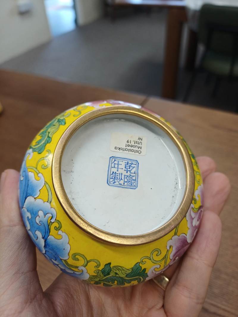 民國 銅胎畫琺瑯牡丹花卉紋瓶 《大清乾隆年製》款 | A Chinese painted enamel 'peonies' vase, Republic period, Qianlong mark - 图5