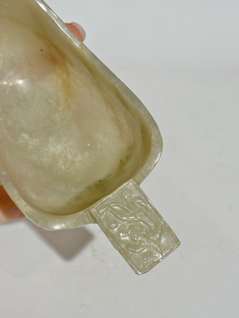（或）十七/十八世紀 青白玉螭龍紋圈足匜 及座 | A PALE GREEN JADE 'CHI-DRAGON' POURING VESSEL, YI - 图6