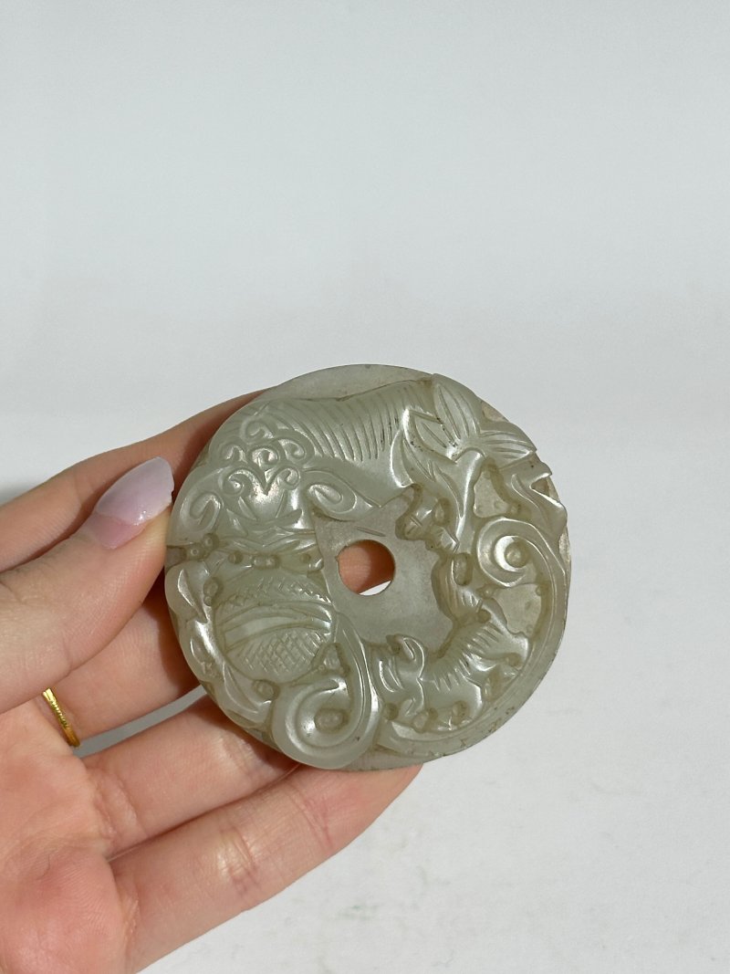 十九/二十世紀 青白玉子母獅紋佩、及青玉螭龍紋佩二枚 及座 | A GREENISH WHITE JADE 'LION AND CUB' AND A GREEN JADE 'CHI DRAGON' PENDANT - 图5