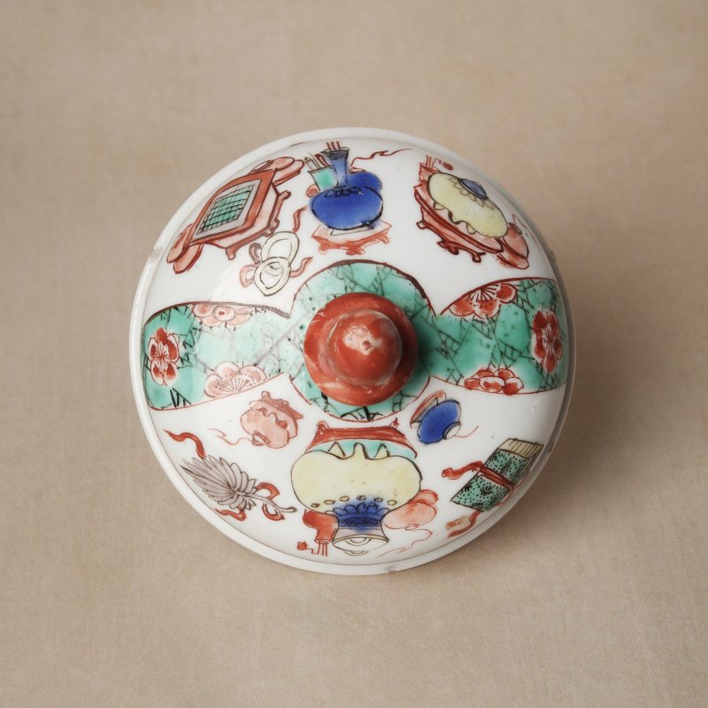 清康熙 五彩博古圖蓋罐 | A Chinese famille-verte twin-handled 'hundred antiques' pot and cover, Qing Dynasty, Kangxi period - 图5
