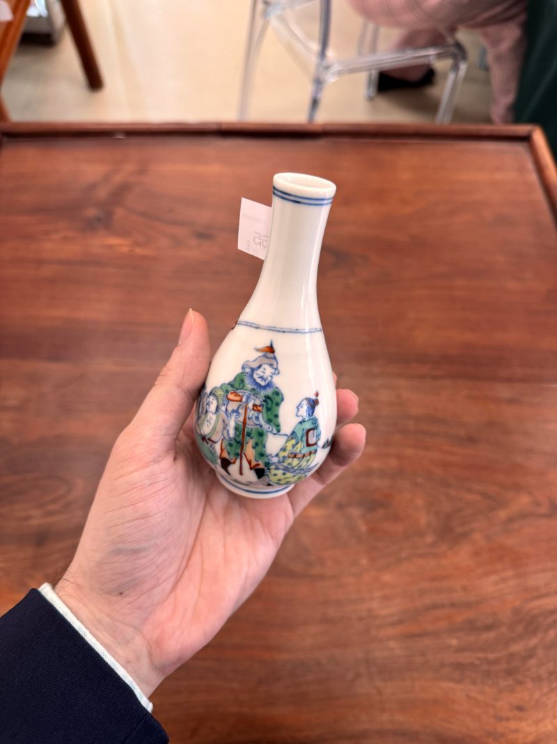 清 鬪彩人物故事圖瓶 《大清雍正年製》款 | A small Chinese doucai 'figural' vase, Qing dynasty, Yongzheng mark - 图8