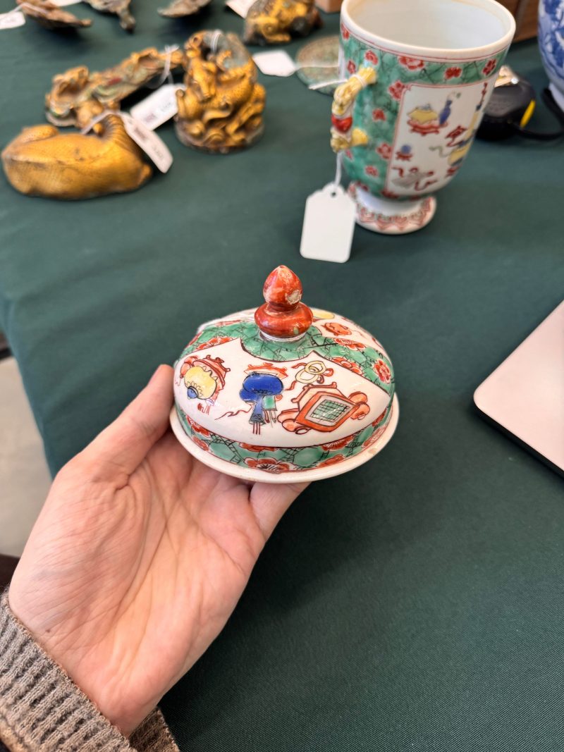 清康熙 五彩博古圖蓋罐 | A Chinese famille-verte twin-handled 'hundred antiques' pot and cover, Qing Dynasty, Kangxi period - 图26