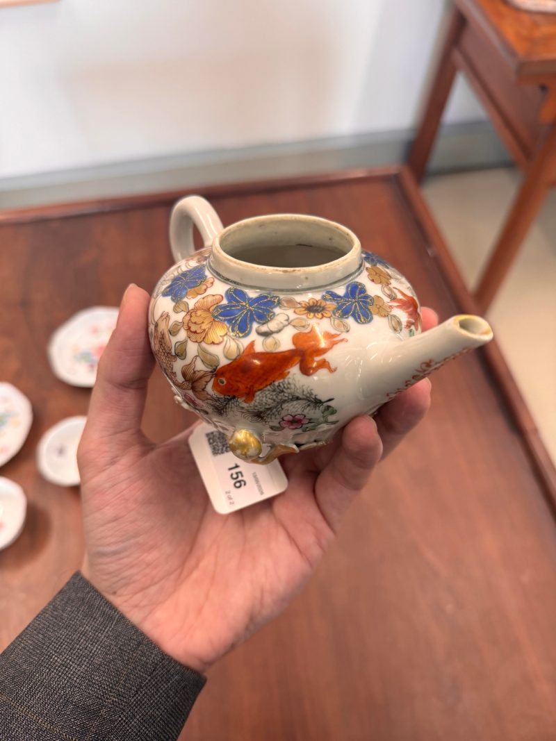 清雍正 粉彩魚藻紋蓋壼 | Santos Collection | A Chinese export famille-rose 'fish pond' teapot, Qing dynasty, Yongzheng period - 图17