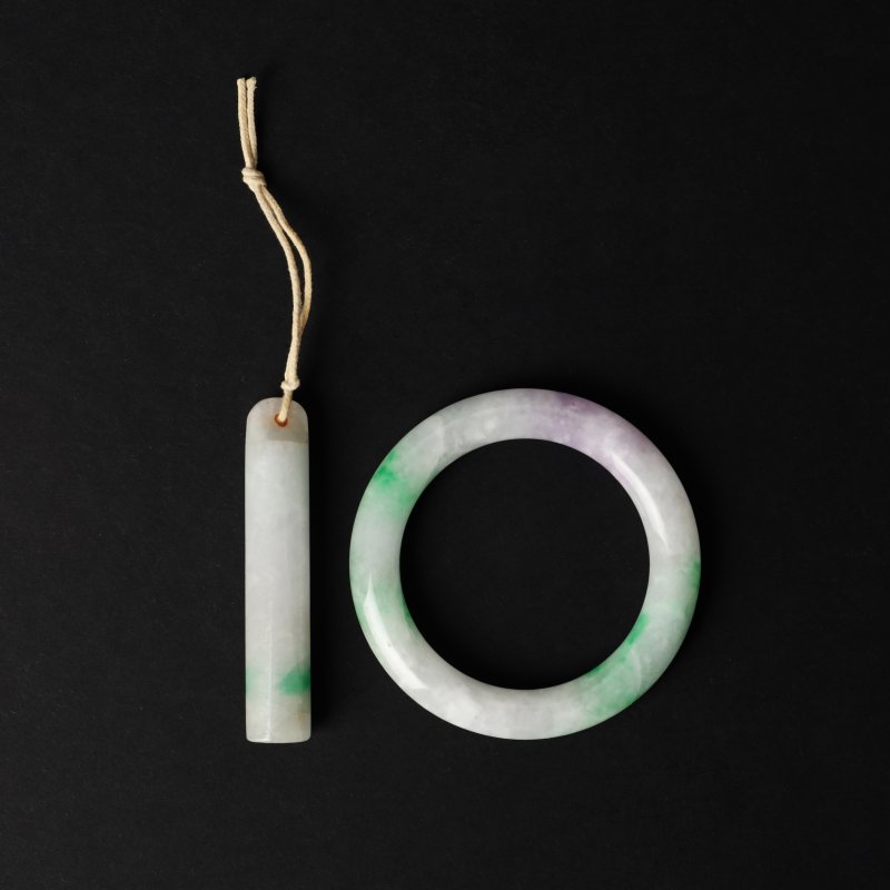 二十世紀 翡翠手鐲及帽飾 | A Chinese jadeite bangle and hat ornament, 20th century