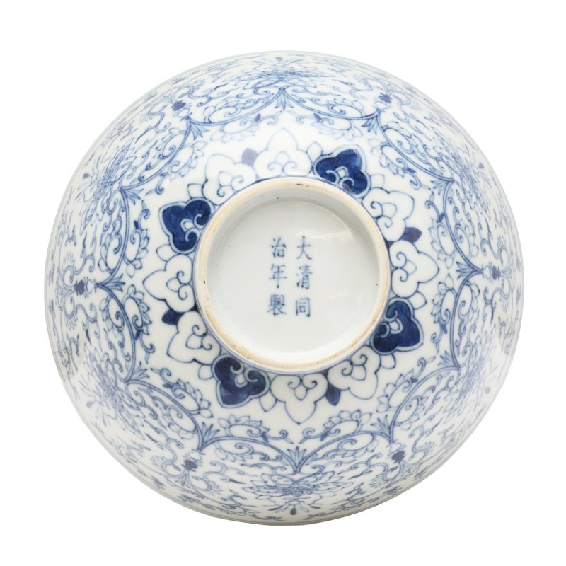 十九/二十世紀 青花纏枝蓮紋盌 | A Chinese blue and white 'lotus' bowl, 19th/20th century - 图3