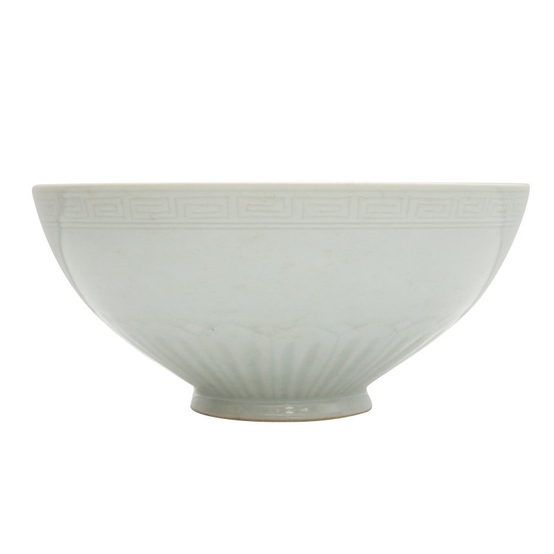 十九/二十世紀 青釉蓮瓣盌 《大清乾隆年製》款 | A Chinese celadon glazed 'lotus' bowl, 19th/20th century - 图2