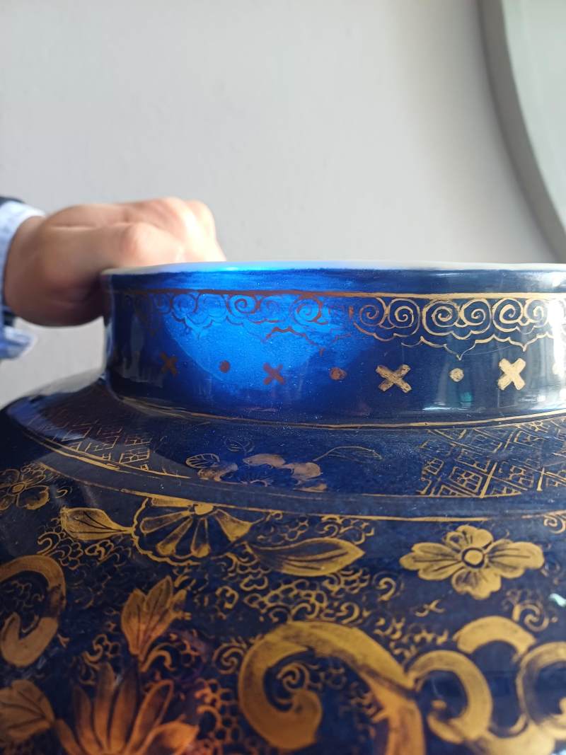 清康熙 灑藍釉描金狩獵圖蓋罐 | Santos Collection | A very large Chinese powder-blue gilt-decorated jar and cover, Qing dynasty, Kangxi period - 图12