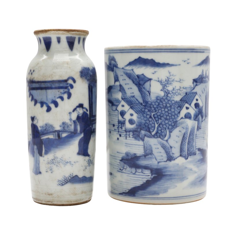 十九/二十世紀 青花人物故事圖瓶 及 青花山水圖筆筒 一組兩件 | A Chinese blue and white vase together with a brush pot, 19th/20th century