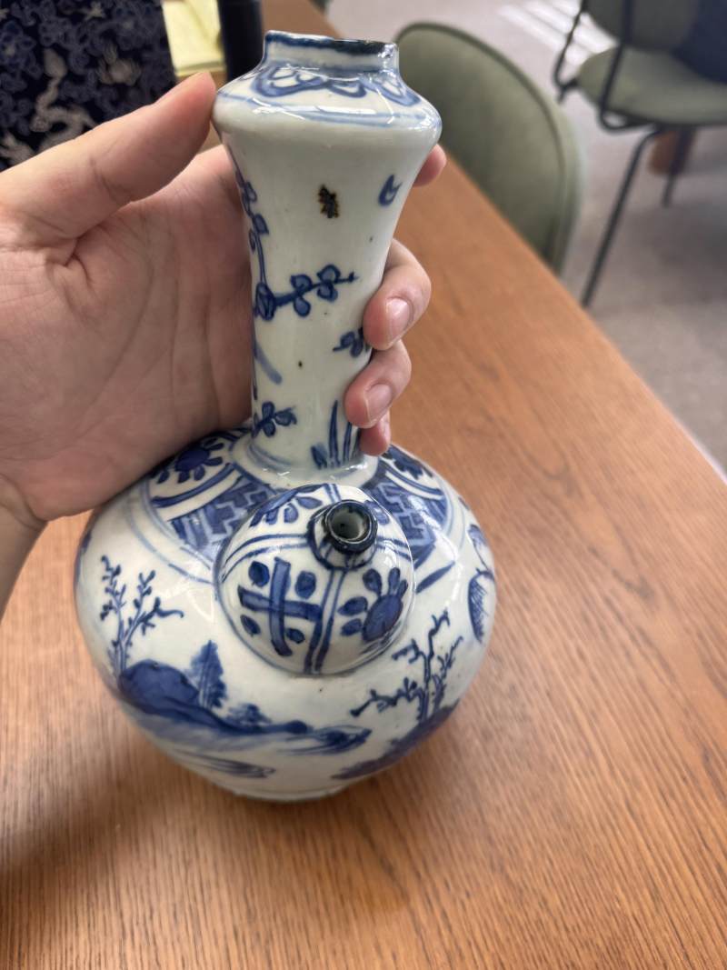 明崇禎/過渡期 青花人物故事圖軍持 | Santos Collection | A Chinese blue and white 'figural' kendi, Transitional period, Chongzhen period - 图9