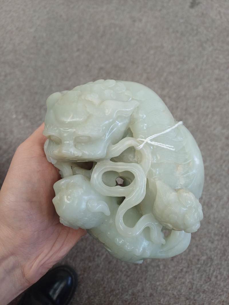 清十九世紀 青白玉太獅少獅擺件 | A large Chinese pale-celadon jade 'Buddhist lions' carving, Qing dynasty, 19th century - 图6