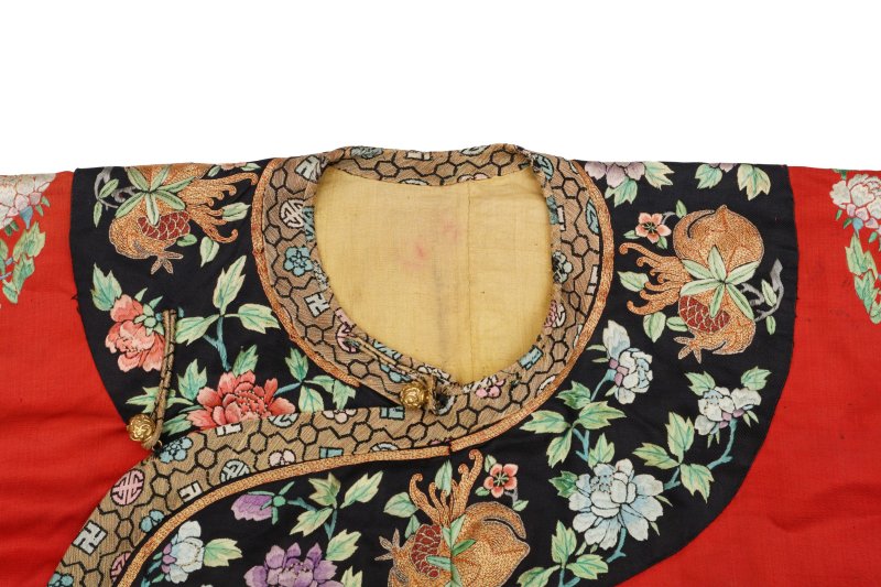 清十九世紀 紅地刺繡花卉紋女單袍 | A fine Chinese woman's red-ground embroidered 'floral' silk robe, danpao, Qing dynasty, 19th century - 图5