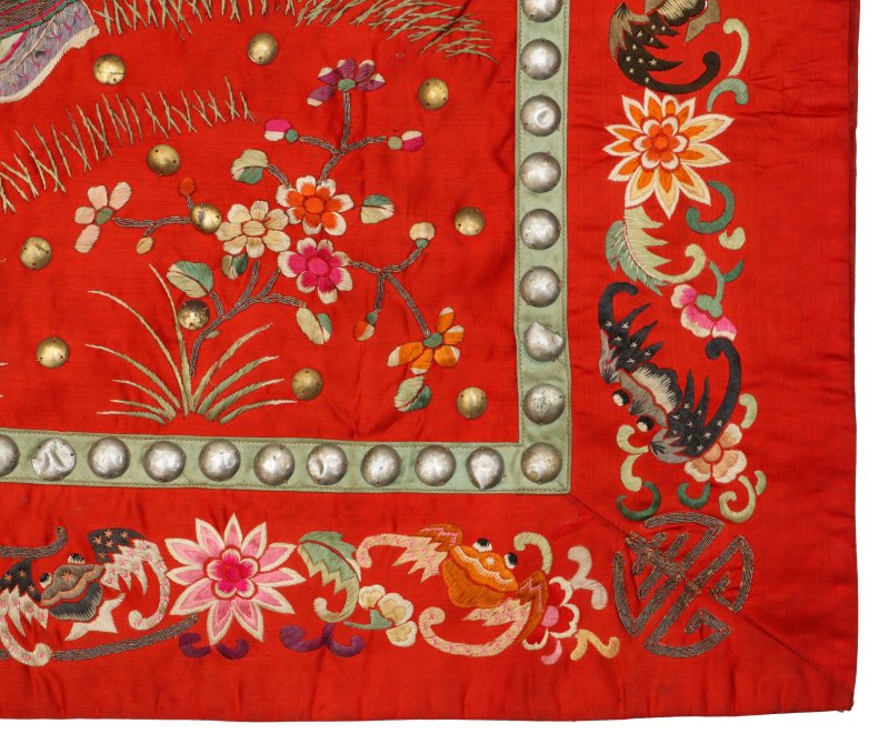 十九/二十世紀 紅地刺繡群仙圖掛屏 | A long Chinese red-ground embroidered 'immortals' silk panel, 19th/20th century - 图5