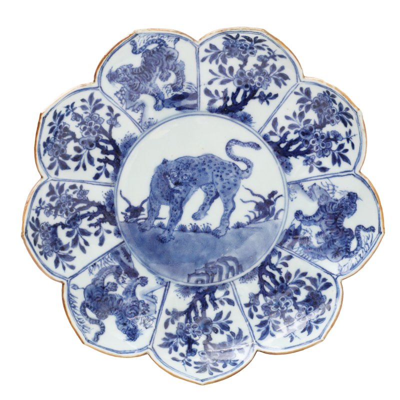 清十八世紀 青花猛虎圖花口盤 | A Chinese blue and white 'tiger' foliate dish, Qing dynasty, 18th century