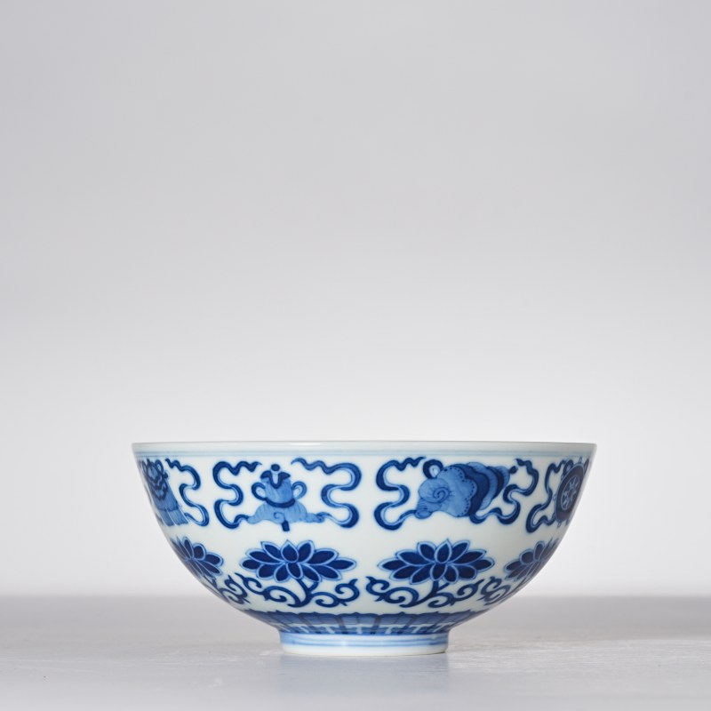 清光绪 青花缠枝莲托八宝纹碗 - 图4