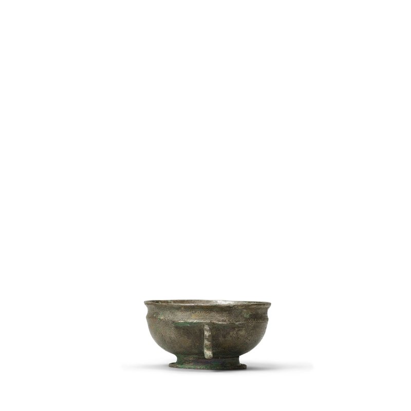 宋或以後 銅鏨刻花卉紋把杯 | AN INCISED BRONZE HANDLED CUP - 图2