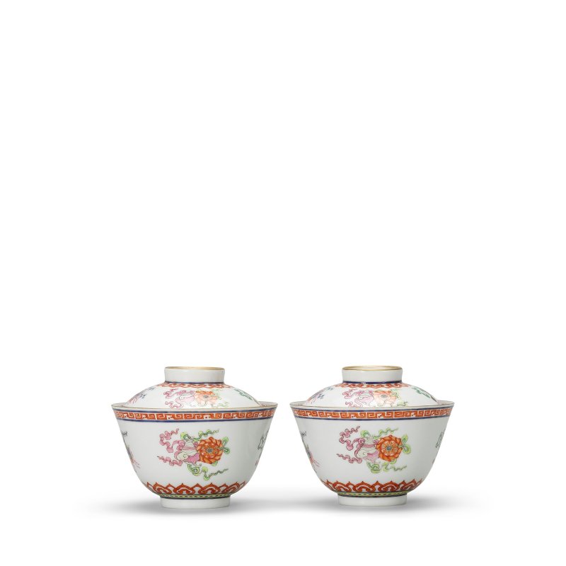 清光緒 礬紅粉彩描金八吉祥紋蓋碗一對 | A PAIR OF FAMILLE-ROSE 'BAJIXIANG' CUPS AND COVERS - 图4