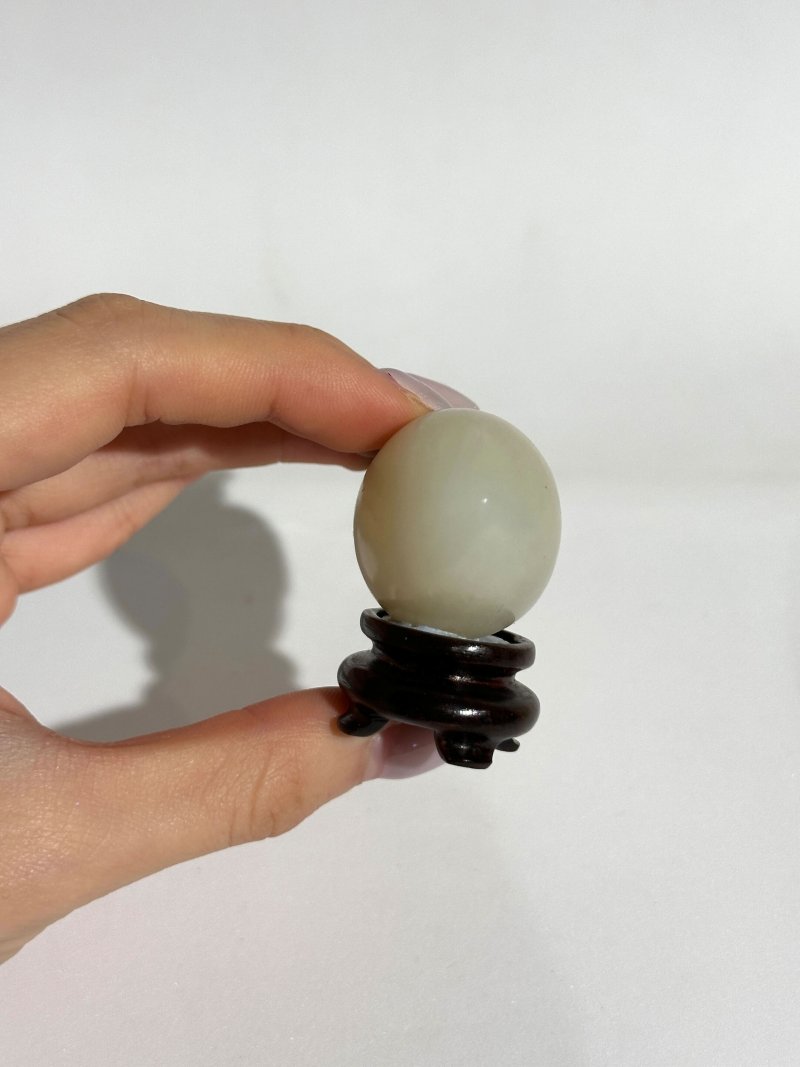 十八/十九世紀 白玉套碧玉茄子形鼻煙壺、珊瑚蓋 | A WHITE AND SPINACH-GREEN JADE AUBERGINE-SHAPED SNUFF BOTTLE - 图2