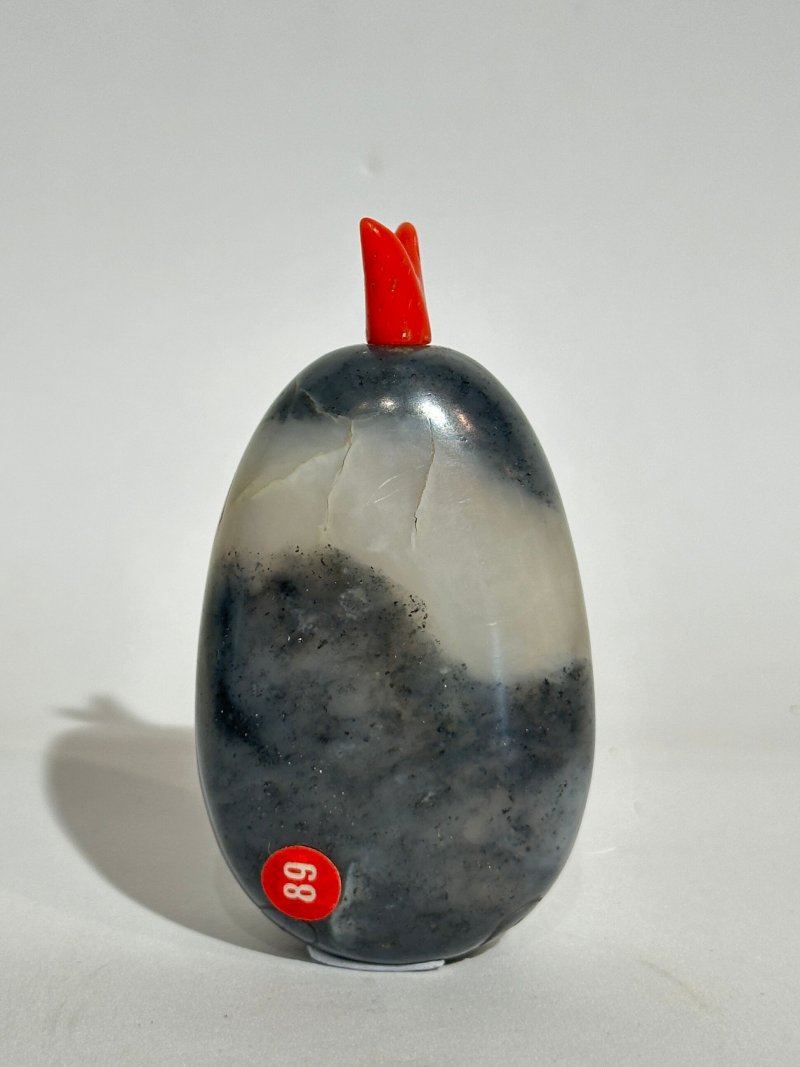 清十九世紀 黑白玉卵龍紋鼻煙壺 | A BLACK AND WHITE JADE PEBBLE 'DRAGON' SNUFF BOTTLE - 图9