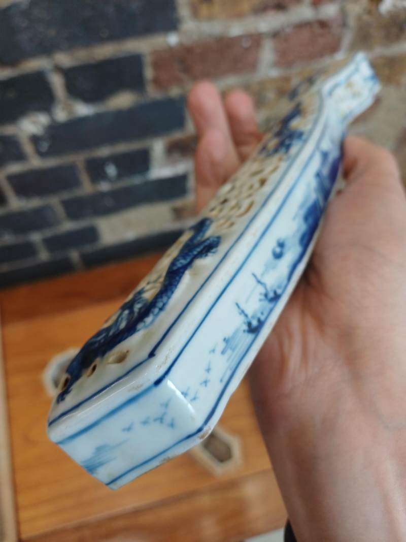 清十八至十九世紀 青花如意形蓋爐 《大清乾隆年製》款 | A Chinese blue and white sceptre-shaped censer and cover, Qing dynasty, 18th-19th century - 图20