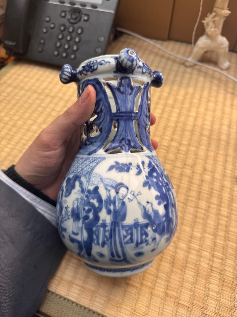 清康熙 青花庭院仕女圖執壺 | Santos Collection | A rare Chinese export blue and white 'puzzle' jug, Qing dynasty, Kangxi period - 图9