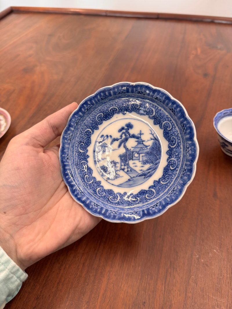 清雍正 漿胎青花山水圖盃及小盤 | Santos Collection | A rare Chinese export soft paste 'landscape' cup and saucer, Qing dynasty, Yongzheng period - 图13