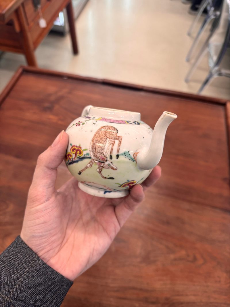 清雍正 粉彩瑞鹿圖蓋壺 | Santos Collection | A Chinese export famille-rose 'deer' teapot, Qing dynasty, Yongzheng period - 图14