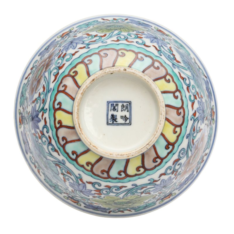 清十九世紀 鬪彩纏枝花卉紋盌《朗吟閣製》款 | A Chinese doucai 'floral' bowl, 19th century, Langyinge mark - 图5