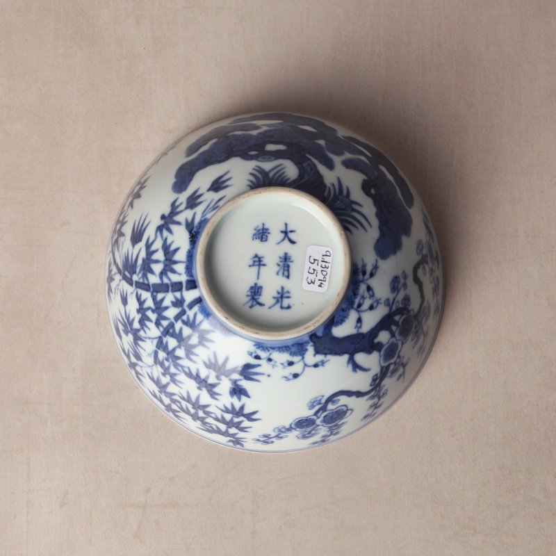 清光緒 青花歲寒三友圖盌 《大清光緒年製》款 | Santos Collection | A Chinese blue and white 'Three Friends of Winter' bowl, Qing dynasty, Guangxu mark and period - 图10