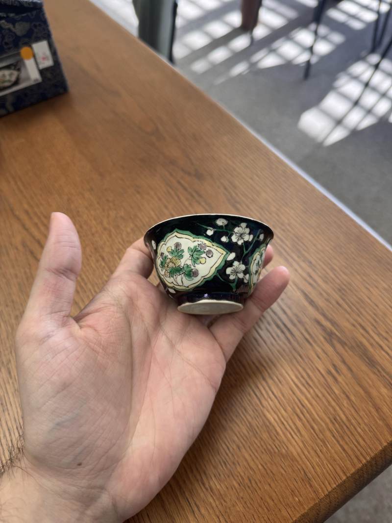 清康熙 墨地五彩花卉紋盃 | Santos Collection | A Chinese famille-noire 'blossoms' cup, Qing dynasty, Kangxi period - 图4