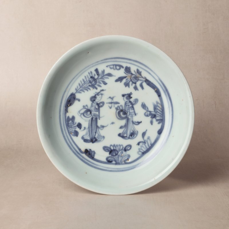 明 青花仕女圖盤 | Santos Collection | A Chinese blue and white 'ladies' dish, Ming dynasty