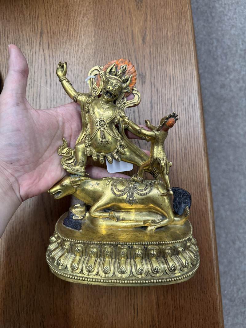 清十八世紀 漢藏銅鍍金閻摩法王立像 | A fine Sino-Tibetan gilt-bronze figure of Yama Dharmaraja and Yami, Qing dynasty, 18th century - 图8