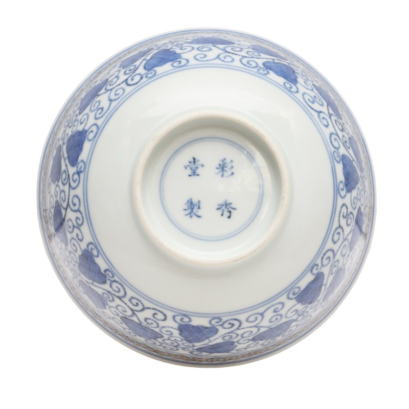 二十世紀 青花描金纏枝花卉紋盌 《彩秀堂製》款 | A Chinese blue and white gilt-decorated bowl, 20th century, Caixiutang mark - 图11