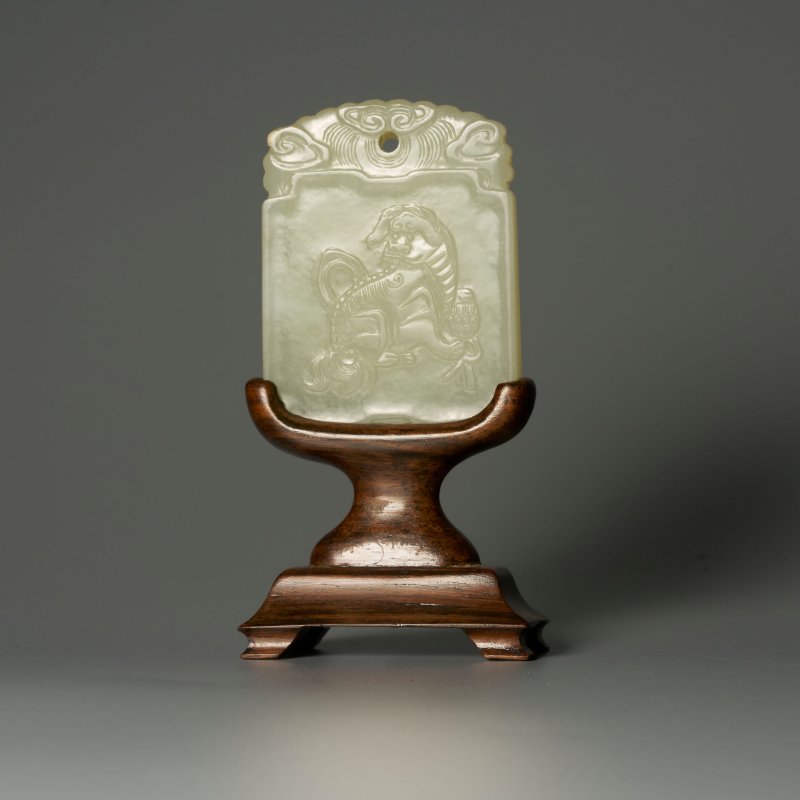 清十九世紀 青白玉⌈玉堂錦綉⌋牌 及座 | A GREENISH WHITE JADE 'BUDDHIST LION' PLAQUE
