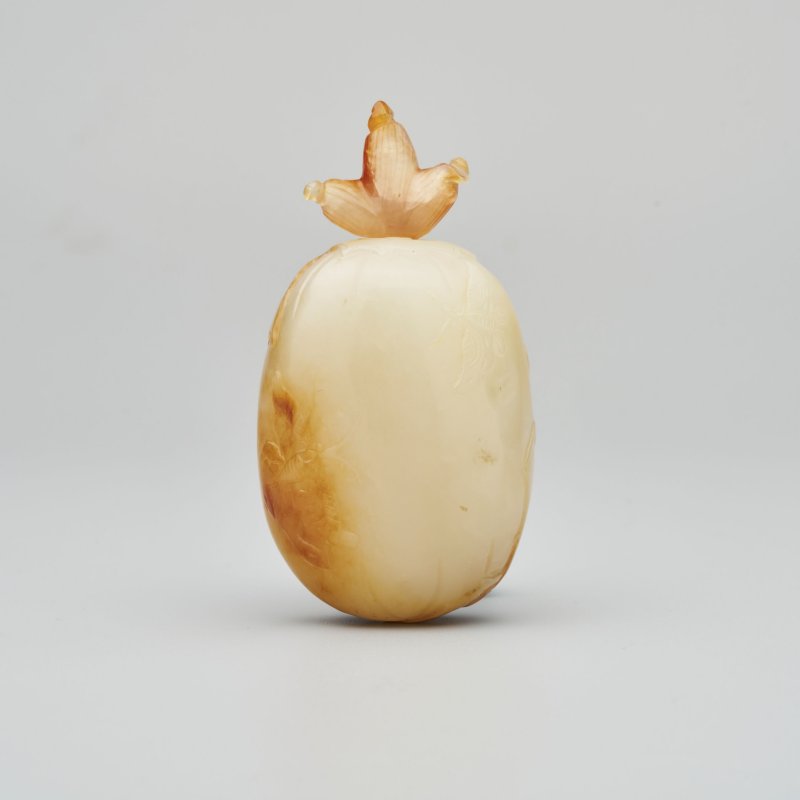 清十九世紀 白玉巧雕⌈瓜瓞⌋鼻煙壺 | A WHITE AND RUSSET JADE 'MELON' SNUFF BOTTLE - 图10