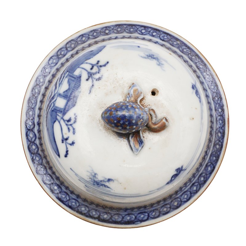 清十八世紀 青花玲瓏瓷帶蓋壺 | A Chinese blue and white 'rice pattern' chocolate pot and cover, Qing dynasty, 18th century - 图5