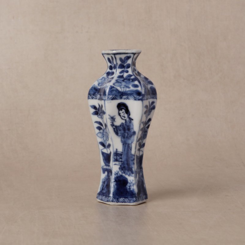 清康熙 青花仕女圖六角小瓶 | Santos Collection | A small Chinese blue and white 'lady' hexagonal vase, Qing dynasty, Kangxi period - 图1