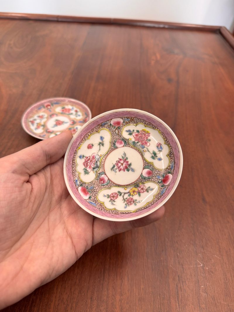 清雍正 外銷花卉紋薄胎盃及小盤兩對 | A pair of Chinese 'eggshell' famille-rose ‘floral’ cups and saucers, Qing dynasty, Yongzheng period - 图14