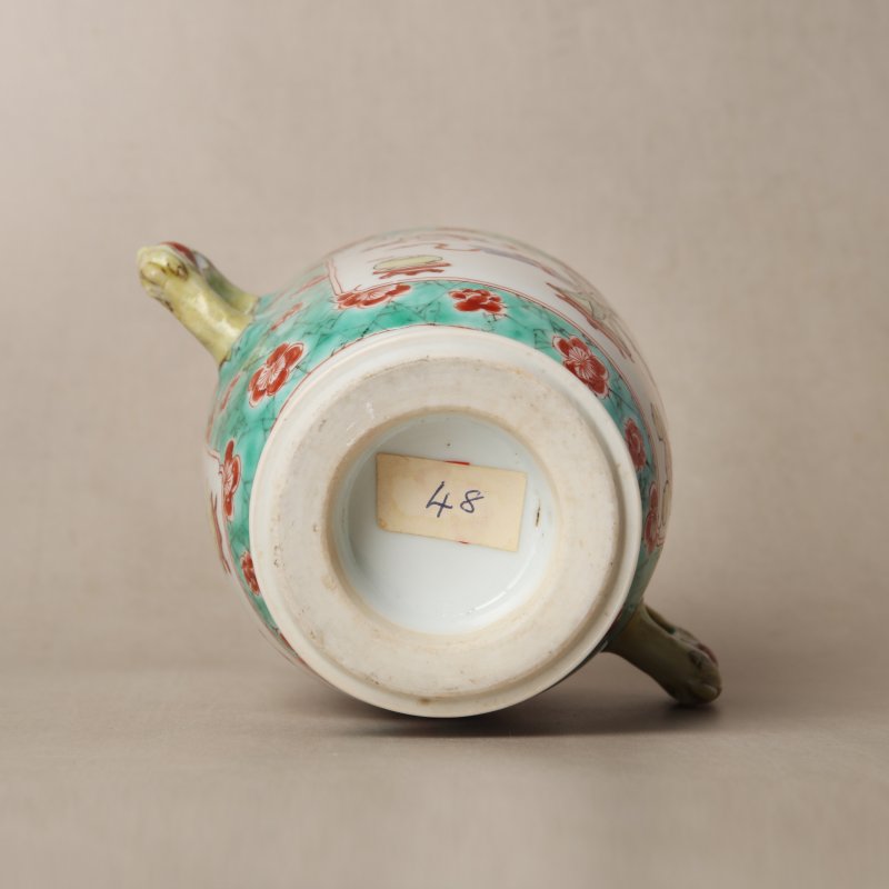 清康熙 五彩博古圖蓋罐 | A Chinese famille-verte twin-handled 'hundred antiques' pot and cover, Qing Dynasty, Kangxi period - 图6
