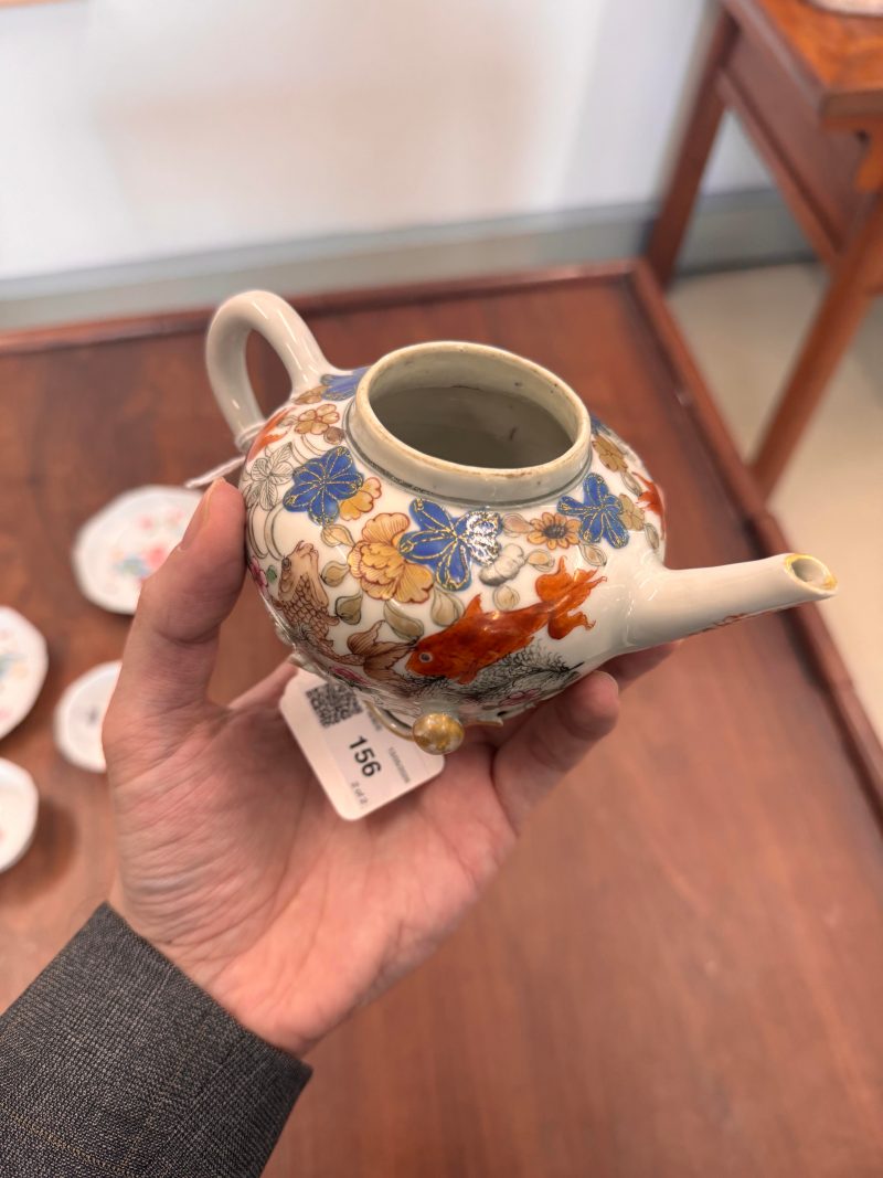 清雍正 粉彩魚藻紋蓋壼 | Santos Collection | A Chinese export famille-rose 'fish pond' teapot, Qing dynasty, Yongzheng period - 图18