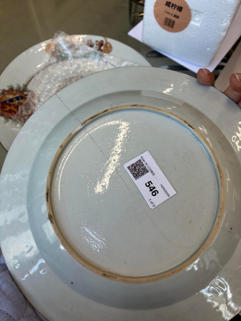 清乾隆 約1745年 粉彩紋章圖盤一組三件 | Three fine and rare Chinese export armorial dishes, Qing Dynasty, Qianlong Period, circa 1745 - 图10