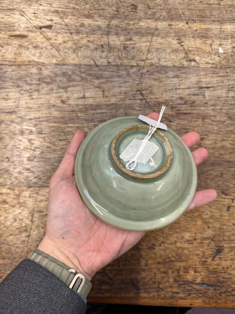 宋或元 龍泉青釉印雙魚折沿盤 | A rare Chinese Longquan celadon 'twin fish' dish, Song / Yuan dynasty - 图6