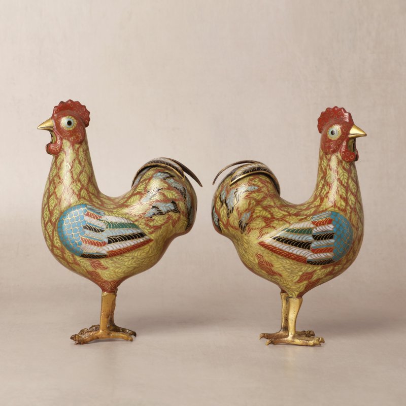 清十八世紀 掐絲琺瑯銅鍍金公雞一對 | A pair of Chinese cloisonné enamel and gilt-bronze cockerel figures, Qing dynasty, 18th century - 图2