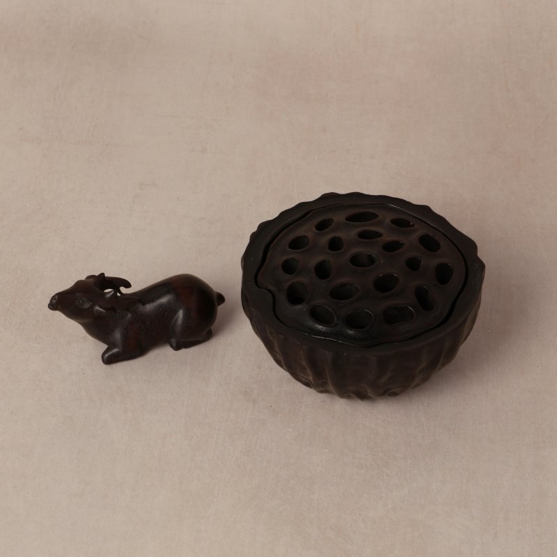 十九/二十世紀 紫檀雕蓮蓬式香爐 及 瑞鹿擺件 一組兩件 | A Chinese zitan carved 'lotus pod' censer and a figure of a deer, 19th/20th century - 图2
