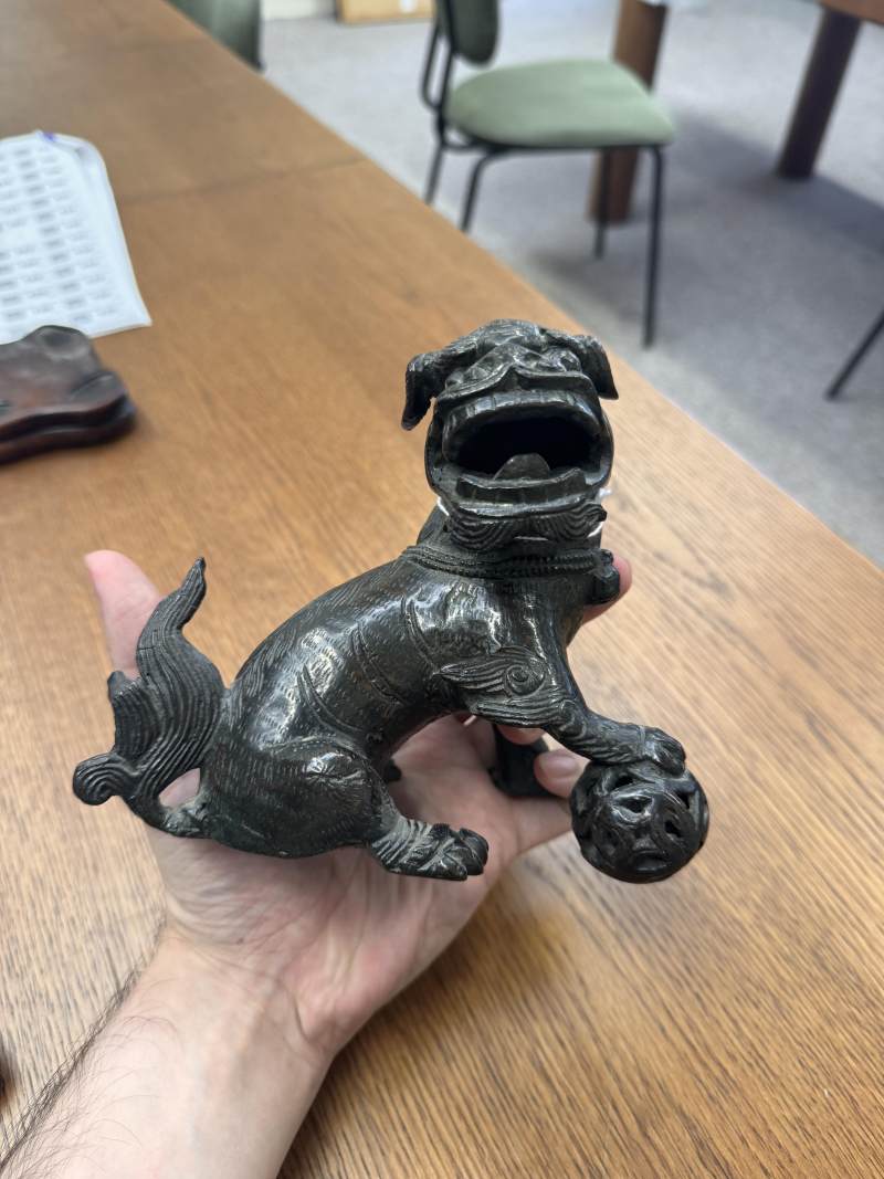 明 銅佛獅坐像 | A Chinese bronze figure of a lion dog, Ming dynasty - 图3