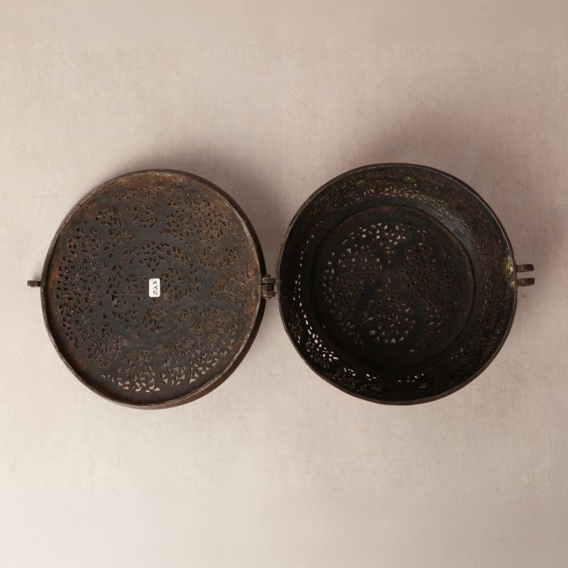 十五/十六世紀 西藏東部德格 鐵鋄金鏤空龍紋蓋盒 | A rare Tibetan gilt-damascened iron bowl box and cover, Derge, Eastern Tibet, 15th/16th century - 图35