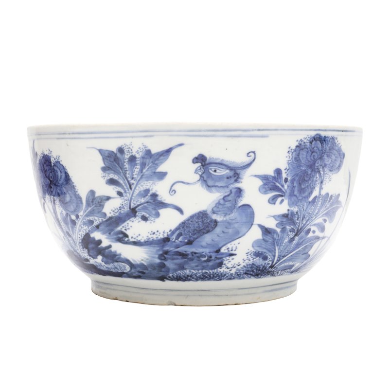 清十八/十九世紀 青花鳳凰穿花紋盌 | A Chinese blue and white 'phoenix' bowl, Qing dynasty, 18th/19th century
