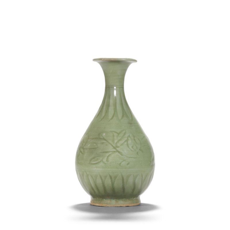 宋/元 龍泉窯青釉刻花玉壺春瓶 | A LONGQUAN CELADON-GLAZED 'FLORAL' VASE, YUHUCHUNPING