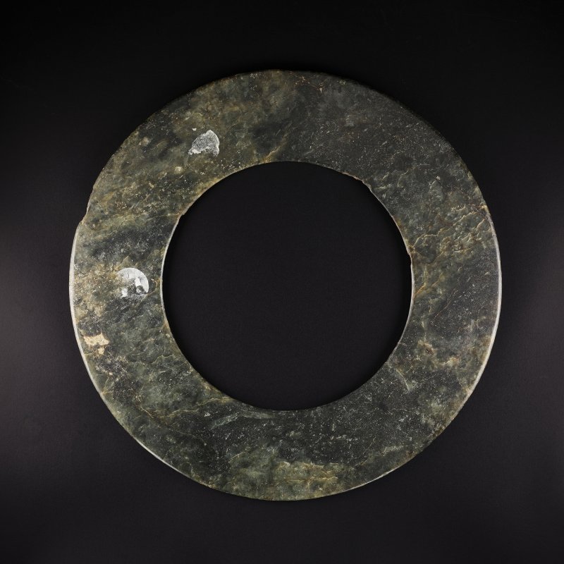 商　玉環及玉筒形器　一組兩件 | A GROUP OF TWO ARCHAIC JADE ORNAMENTS - 图3